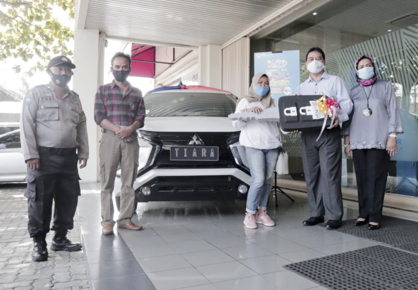 Pedagang Bunga Raih Hadiah Mitsubishi Xpander dari BPR Restu Artha Makmur